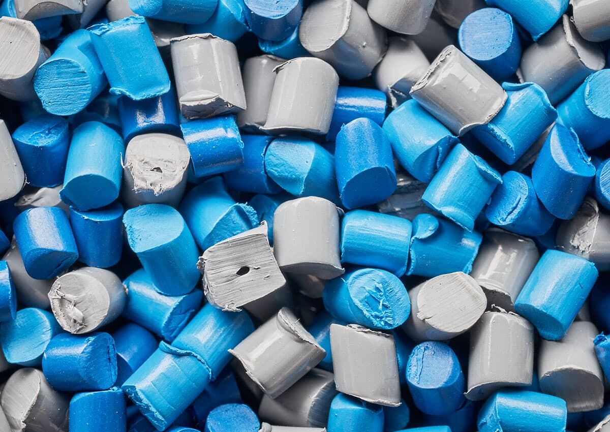 Blaue und weiße Kunststoffgranulate für die Polymer- und Kunststoffanalyse