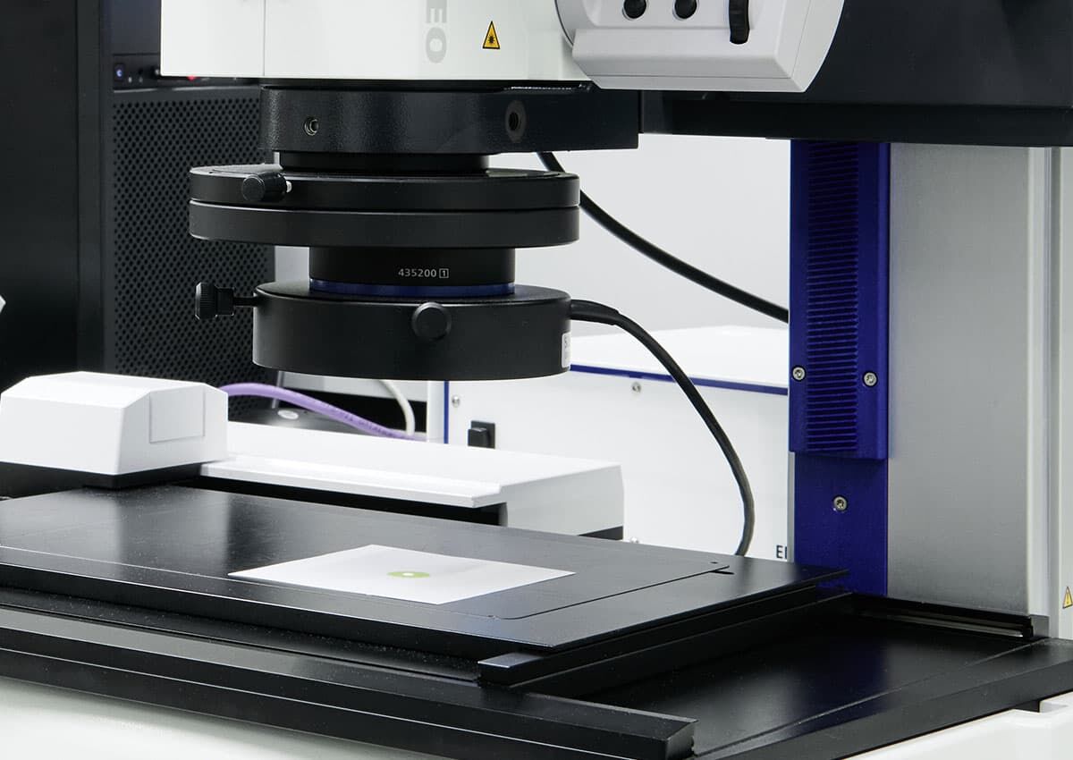Light microscope with stage and objective