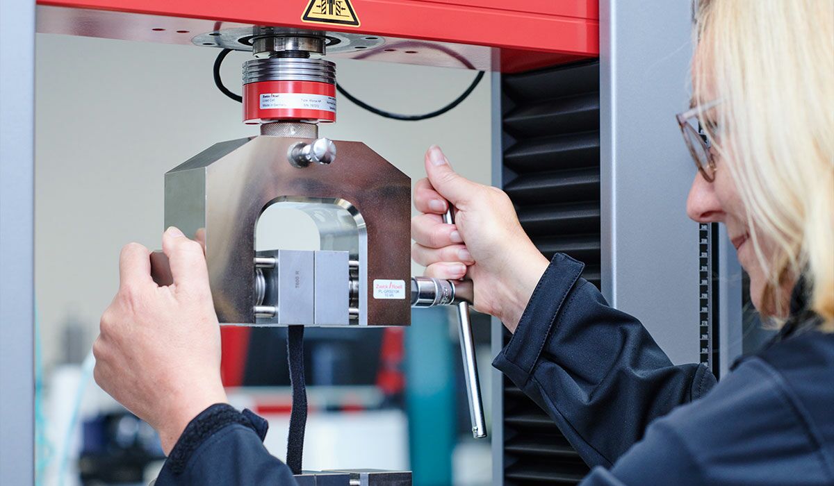 Pressure test for analysing brittle materials and metals
