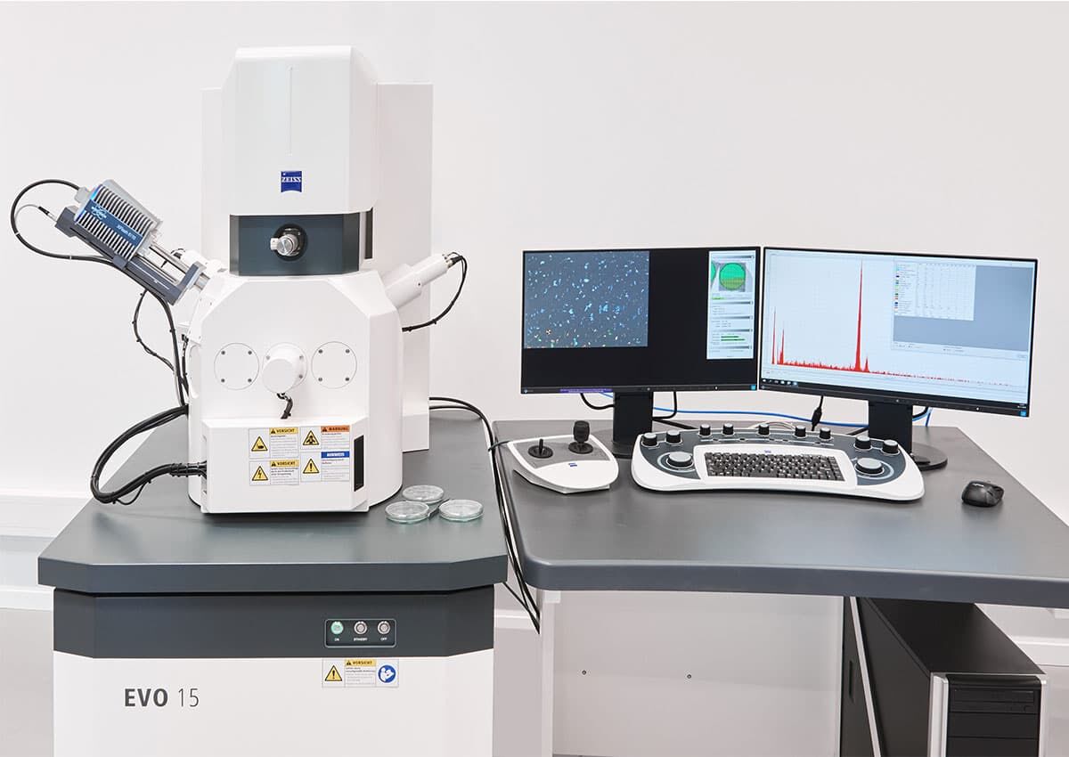 Elektronenmikroskop zur Untersuchung von nano- und mikroskopischen Strukturen auf atomarer und molekularer Ebene
