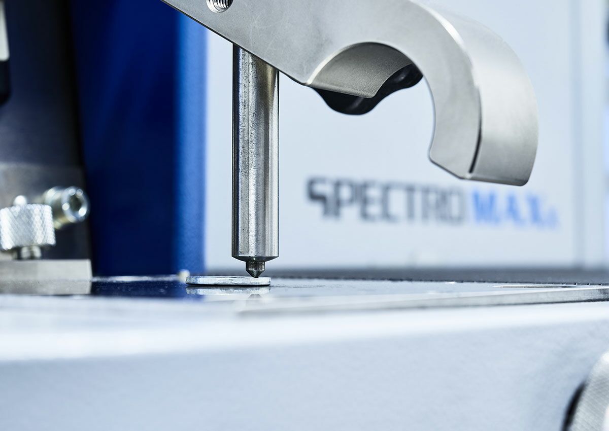 Spark emission spectroscopy for determining the alloy composition of metallic materials