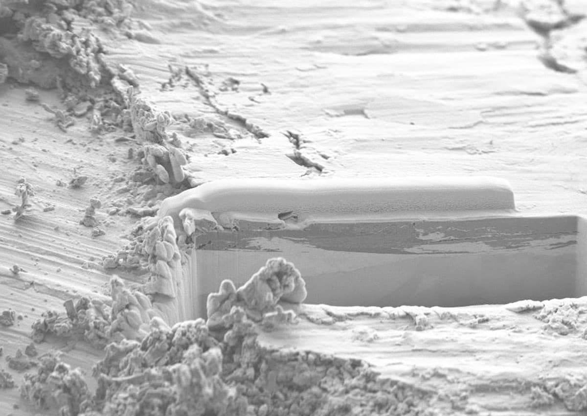 Dreidimensionale Darstellung mittels REM und Abtrag von Material per Ionenstrahl