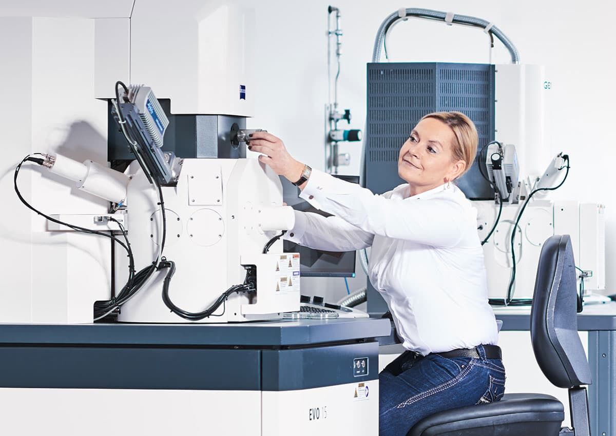 Materialographic examination of corrosion phenomena with the SEM