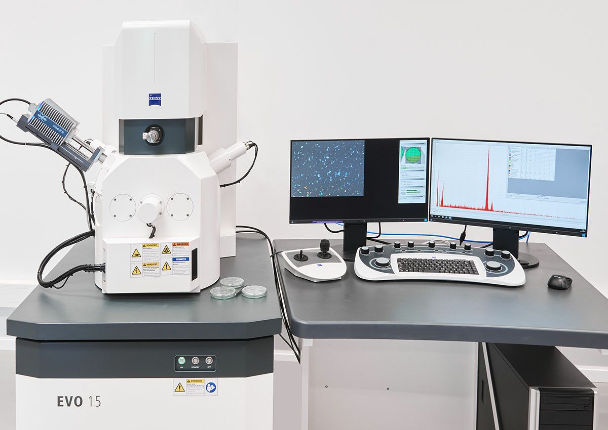 Scanning electron microscopy with EDX analysis for detecting the smallest defects and for element analysis