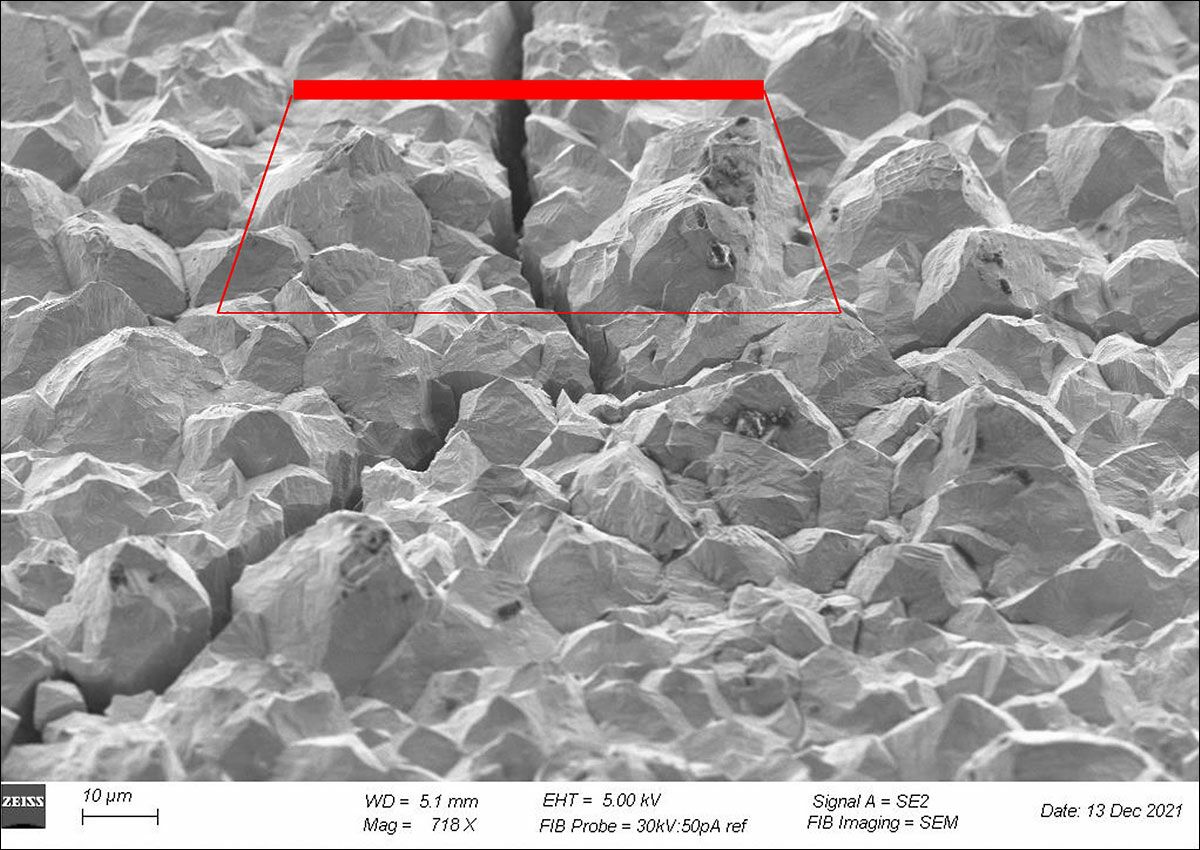 Crack in component coating: determination of crack depth and crack progression