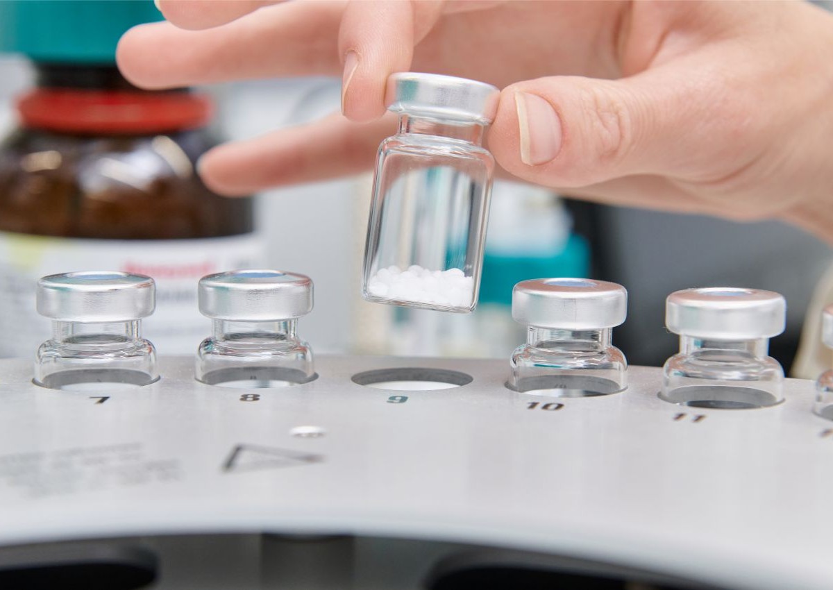 Verpackungsmaterialien mit chemischen Methoden untersuchen