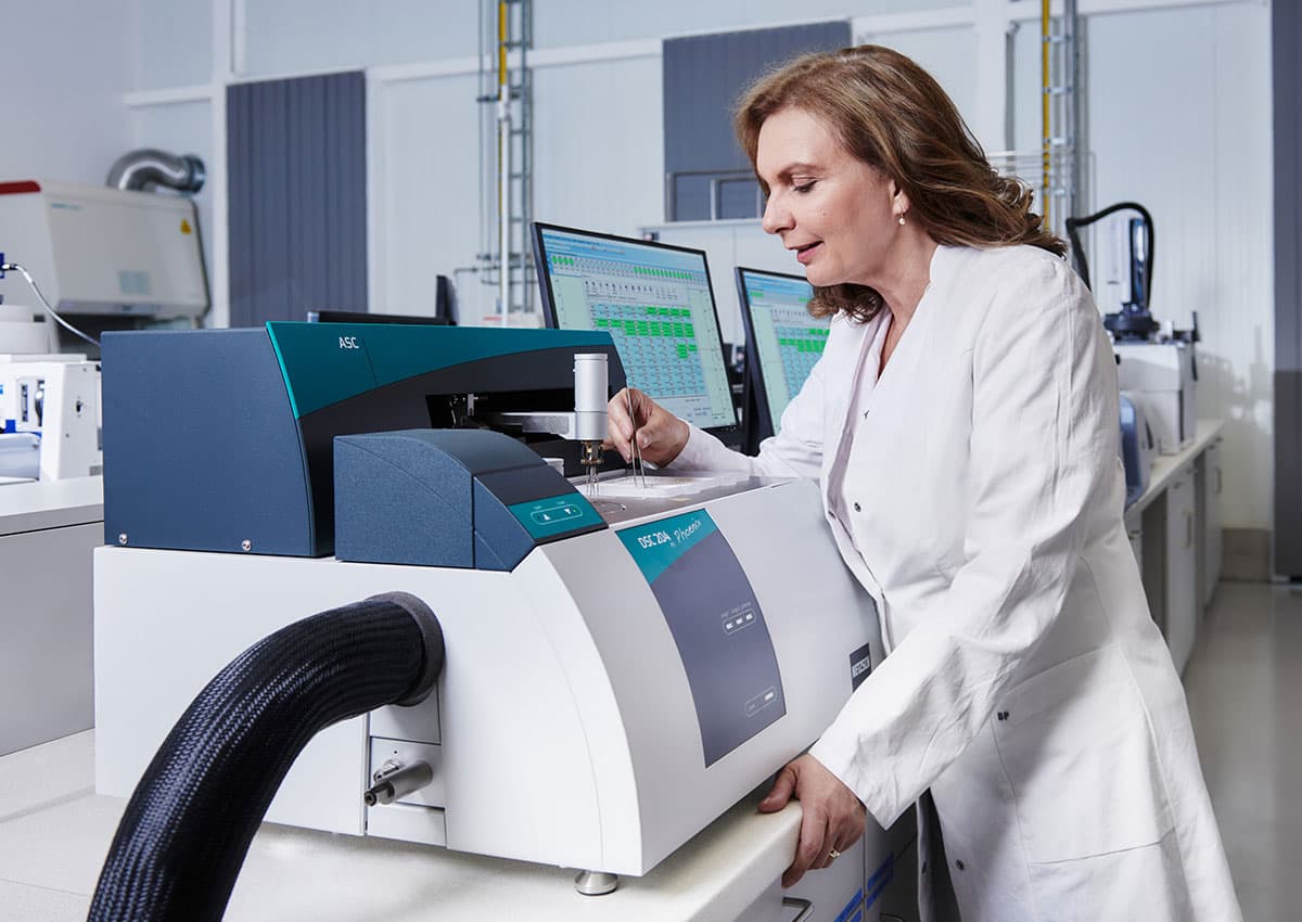 Differential scanning calorimetry to determine the thermal properties of a sample