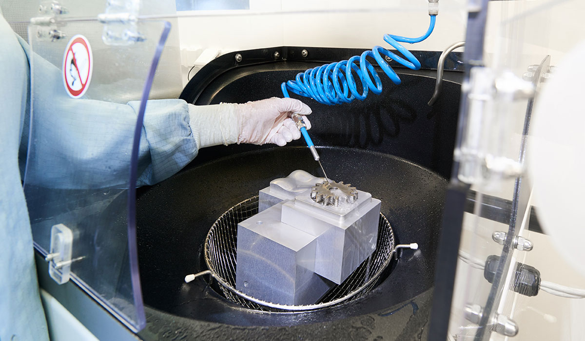 Spraying for particle removal in technical cleanliness verification